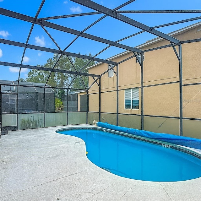 167 Castaway Beach Way, Kissimmee, FL 34746 - view of pool featuring a covered pool, a patio area, and glass enclosure