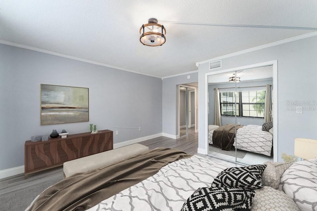 101 N Grandview St Unit 205, Mount Dora, FL 32757 - bedroom featuring crown molding, a closet, wood finished floors, and a textured ceiling