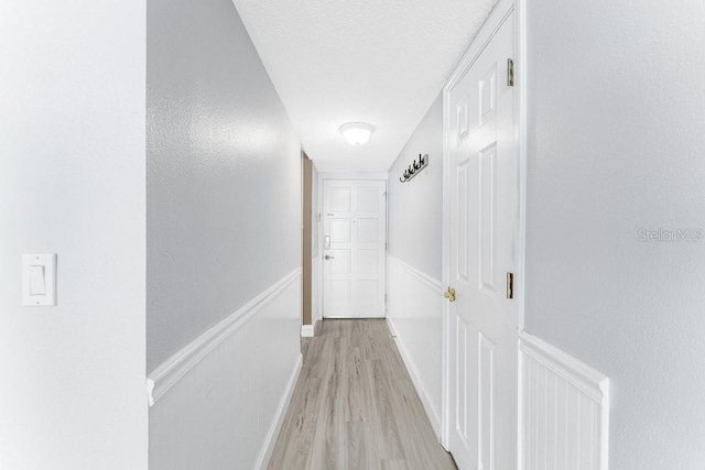 101 N Grandview St Unit 205, Mount Dora, FL 32757 - corridor featuring light wood-style floors and a textured ceiling