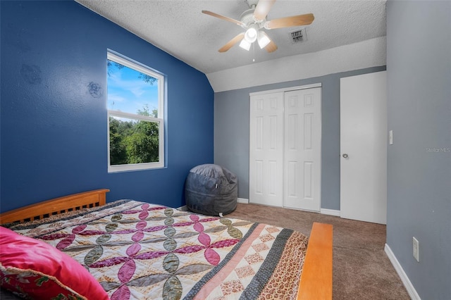 323 Savage Way, Groveland, FL 34736 - carpeted bedroom featuring a textured ceiling, a closet, vaulted ceiling, and ceiling fan