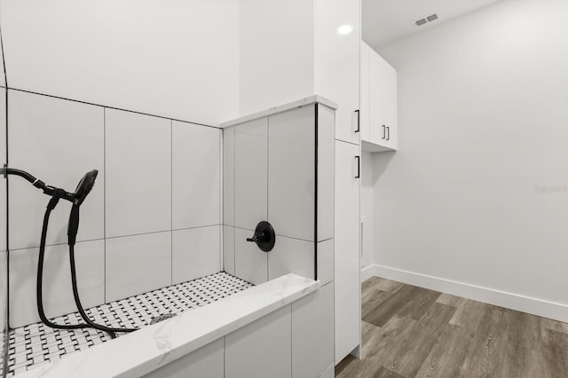 321 Watershore Dr, Leesburg, FL 34748 - bathroom with wood finished floors and tiled shower