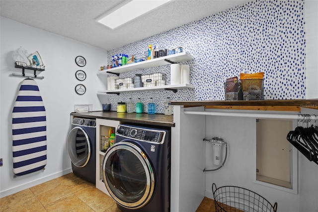 14325 Manchester Ave, Groveland, FL 34736 - laundry room featuring washer and clothes dryer, a dry bar, and a textured ceiling