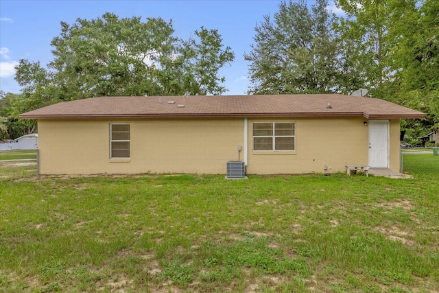 302 W Rose Ln, Lady Lake, FL 32159 - view of side of home with concrete block siding and a shingled roof