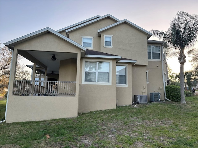1096 Linkside Ct, Apopka, FL 32712 - back of house with stucco siding, a lawn, and ceiling fan