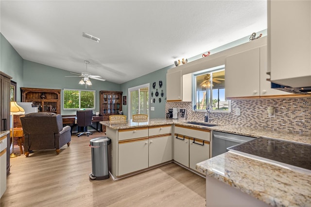 17970 SE 102nd Ct, Summerfield, FL 34491 - kitchen featuring ceiling fan, light wood-type flooring, a peninsula, and vaulted ceiling