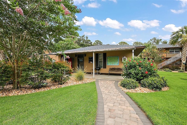 600 W Oak Terrace Dr, Leesburg, FL 34748 - ranch-style home with stucco siding, a front yard, and a porch