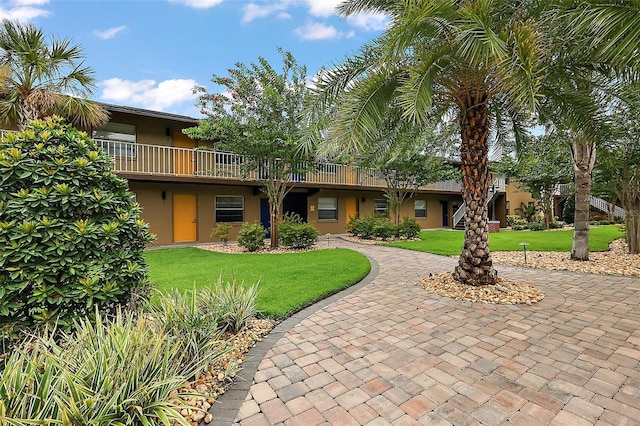 600 W Oak Terrace Dr, Leesburg, FL 34748 - view of front of home featuring stucco siding and a front yard