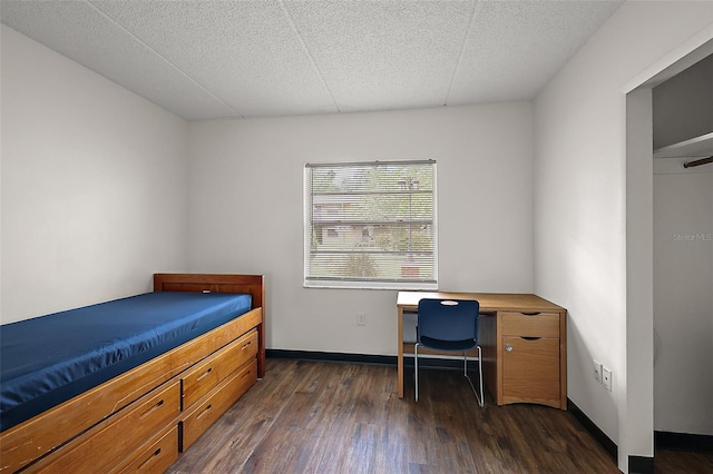 600 W Oak Terrace Dr, Leesburg, FL 34748 - bedroom with dark wood-style floors and a textured ceiling