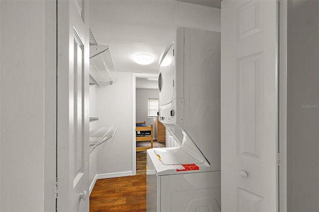 600 W Oak Terrace Dr, Leesburg, FL 34748 - laundry area featuring stacked washer / drying machine and dark wood-style flooring