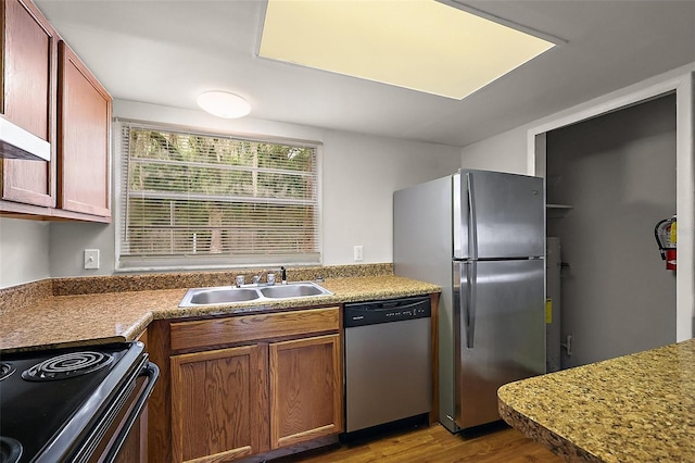 600 W Oak Terrace Dr, Leesburg, FL 34748 - kitchen with stainless steel appliances and wood finished floors