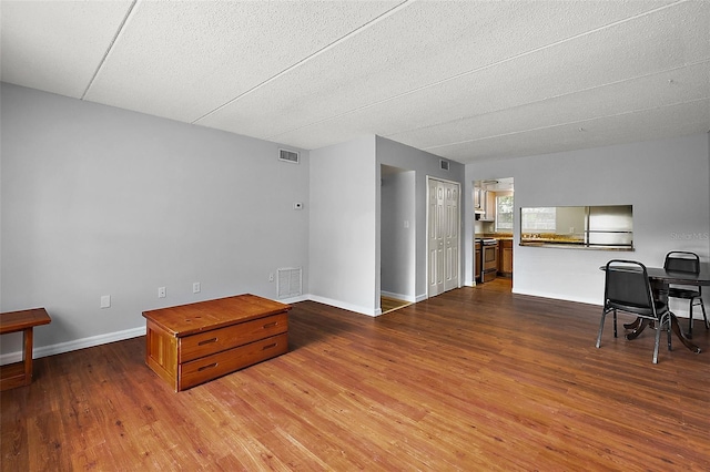 600 W Oak Terrace Dr, Leesburg, FL 34748 - living area featuring wood finished floors and a textured ceiling
