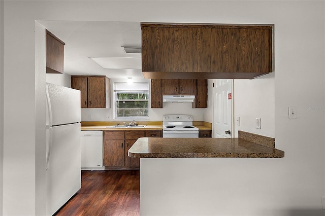 600 W Oak Terrace Dr, Leesburg, FL 34748 - kitchen with white appliances, under cabinet range hood, a peninsula, dark wood finished floors, and dark countertops