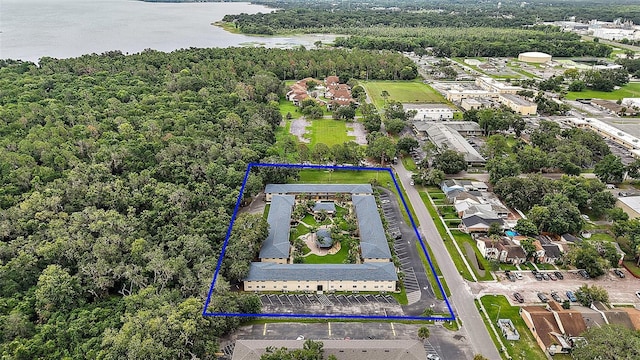 600 W Oak Terrace Dr, Leesburg, FL 34748 - aerial view of property's location with property parcel outlined and a nearby body of water