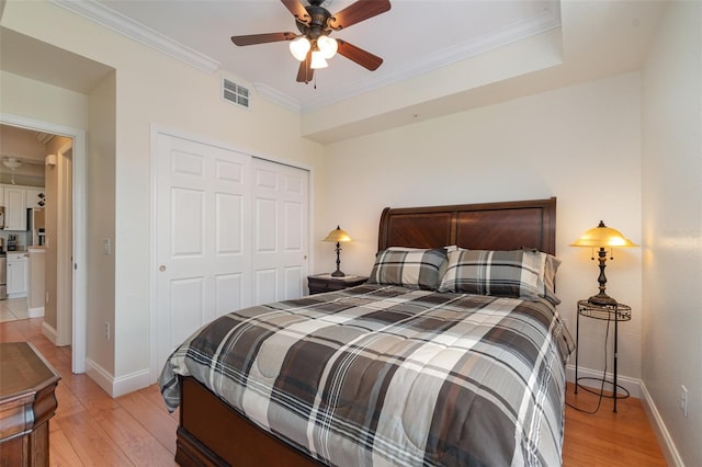 9025 Colby Dr Unit 2121, Fort Myers, FL 33919 - bedroom with light wood-style floors, a closet, ornamental molding, and ceiling fan