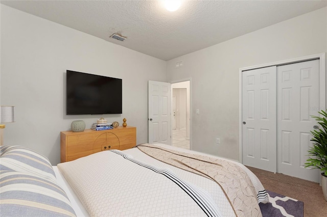 120 Citrus Isle St, Davenport, FL 33837 - carpeted bedroom with a closet and a textured ceiling