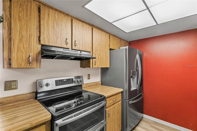 461 Kee St, Apopka, FL 32712 - kitchen featuring under cabinet range hood, appliances with stainless steel finishes, light countertops, and light wood-style floors