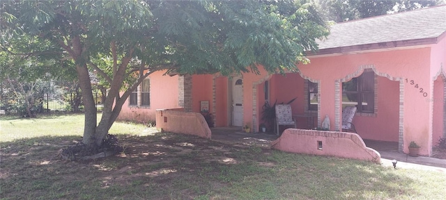 13420 Debbie Ln, Clermont, FL 34715 - view of front facade featuring a front yard, roof with shingles, and stucco siding