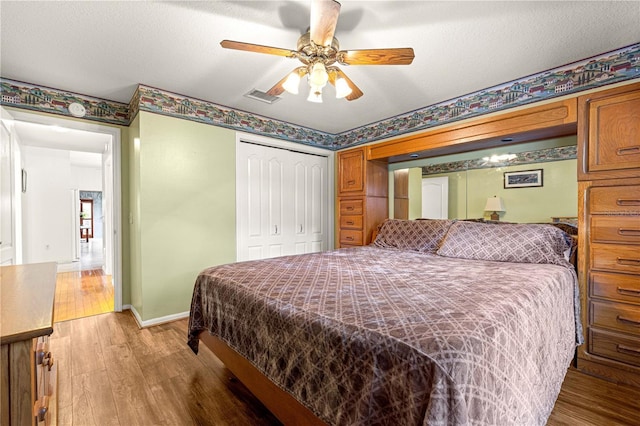 89 Palermo Pl, The Villages, FL 32159 - bedroom with light wood finished floors, a closet, and ceiling fan