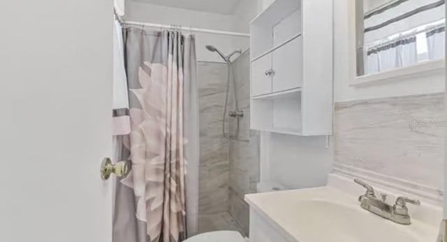 5912 Navajo Way, Orlando, FL 32807 - bathroom with a shower with shower curtain and vanity
