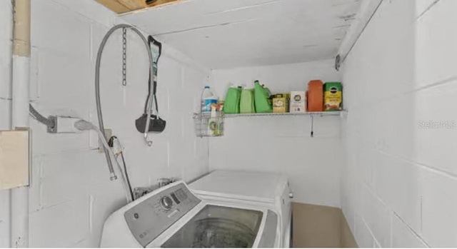 5912 Navajo Way, Orlando, FL 32807 - laundry area with washing machine and clothes dryer