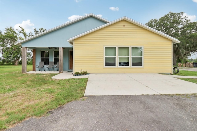 40535 Louise Rd, Umatilla, FL 32784 - view of front facade featuring a ceiling fan, a front lawn, and a patio