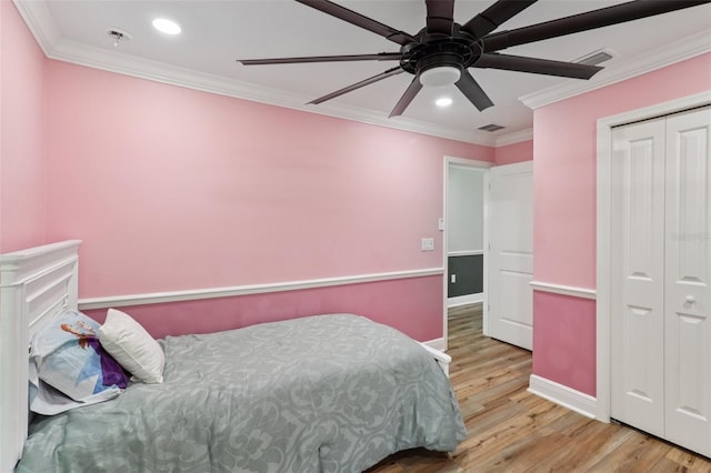 40535 Louise Rd, Umatilla, FL 32784 - bedroom featuring light wood-type flooring, crown molding, recessed lighting, ceiling fan, and a closet