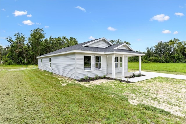 577 E Anderson Ave, Bushnell, FL 33513 - view of front facade with a front yard, roof with shingles, and a patio