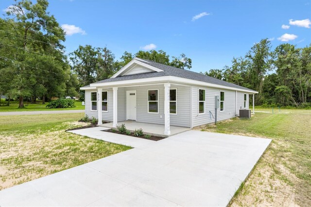 577 E Anderson Ave, Bushnell, FL 33513 - view of front of property featuring a front yard and covered porch