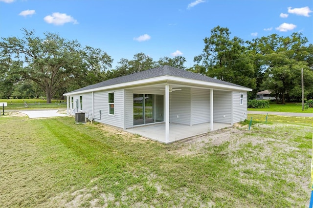 577 E Anderson Ave, Bushnell, FL 33513 - rear view of house featuring a patio area and a ceiling fan