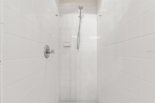 1532 Nightfall Dr, Clermont, FL 34711 - bathroom featuring a tile shower and tile walls