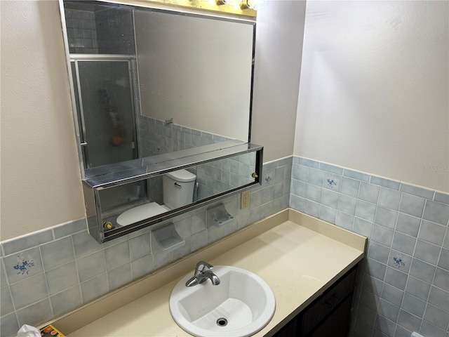 2747 County Road 615, Bushnell, FL 33513 - full bathroom featuring tile walls, vanity, and a shower stall