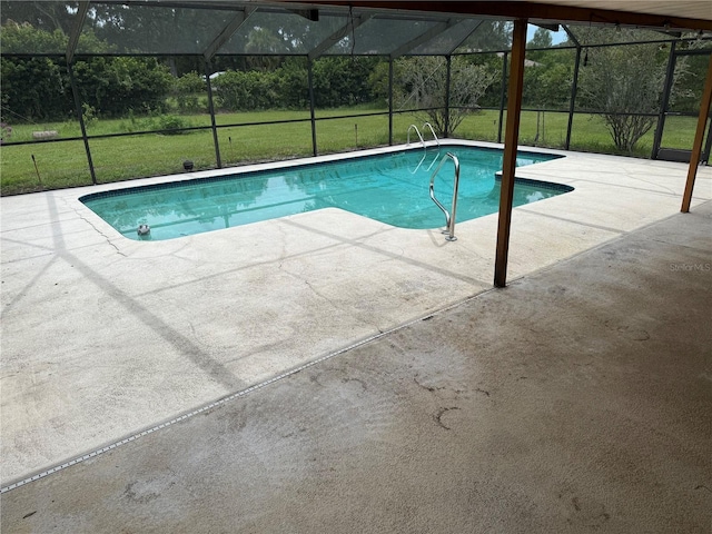 2747 County Road 615, Bushnell, FL 33513 - swimming pool with glass enclosure, a patio area, and a lawn
