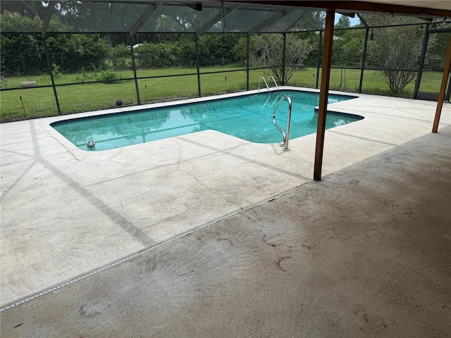2747 County Road 615, Bushnell, FL 33513 - outdoor pool with a lanai, a patio area, and a lawn