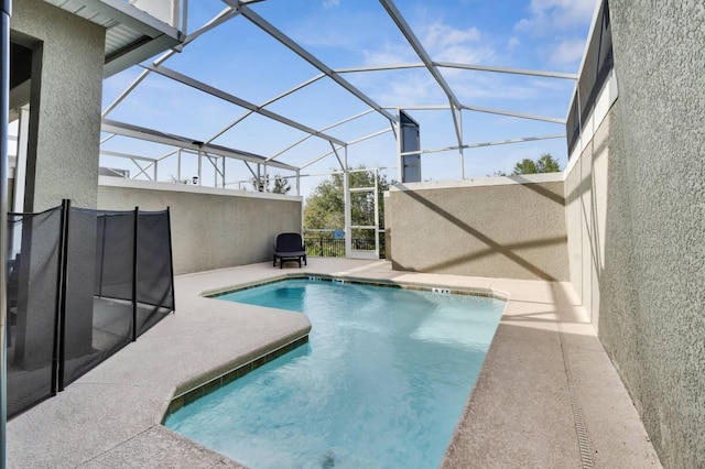 8971 Cabot Cliffs Dr, Davenport, FL 33896 - swimming pool featuring a patio area and glass enclosure