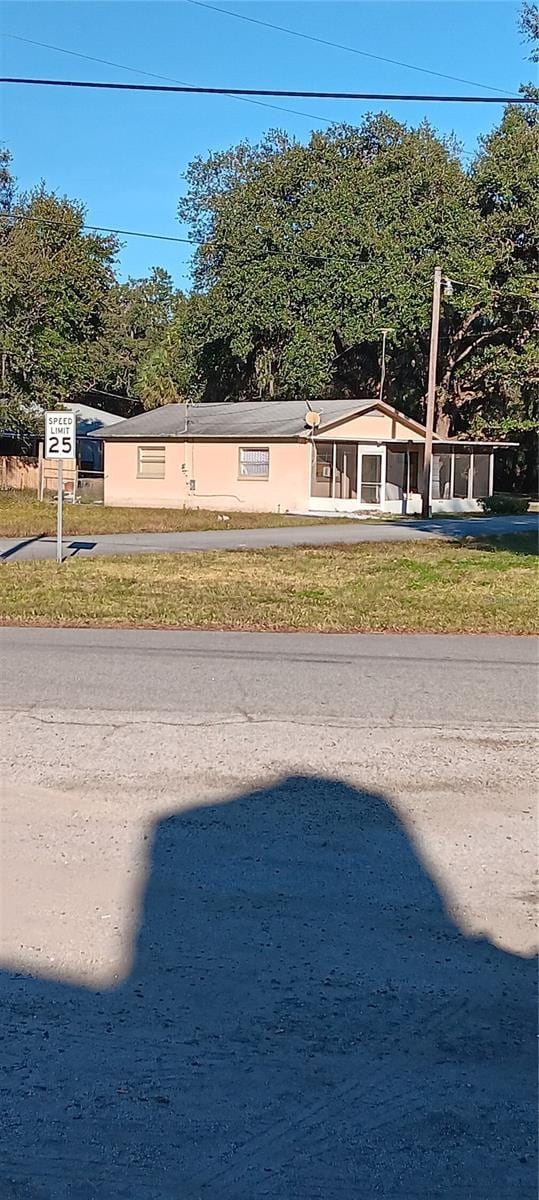 4702 Crk 304, Lake Panasoffkee, FL 33538 - view of front facade with a front lawn