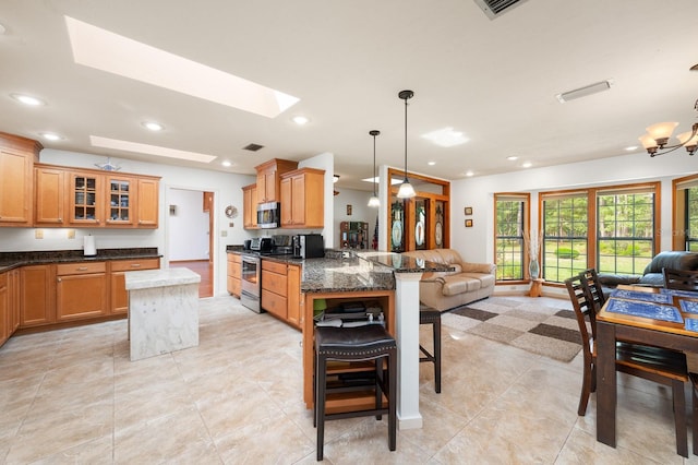 7201 SW 97th Ln, Gainesville, FL 32608 - kitchen with open floor plan, stainless steel appliances, a kitchen bar, glass insert cabinets, and recessed lighting
