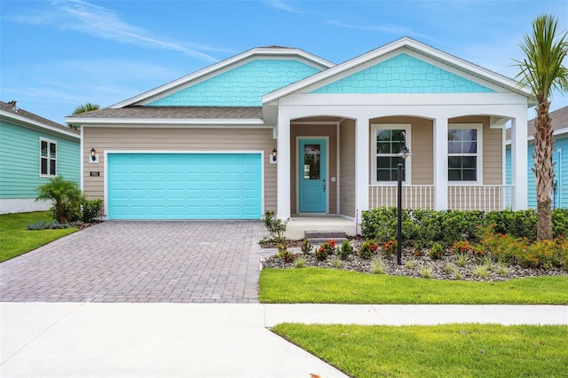 991 Fiesta Key Cir, Lady Lake, FL 32159 - view of front of home featuring driveway, covered porch, and an attached garage
