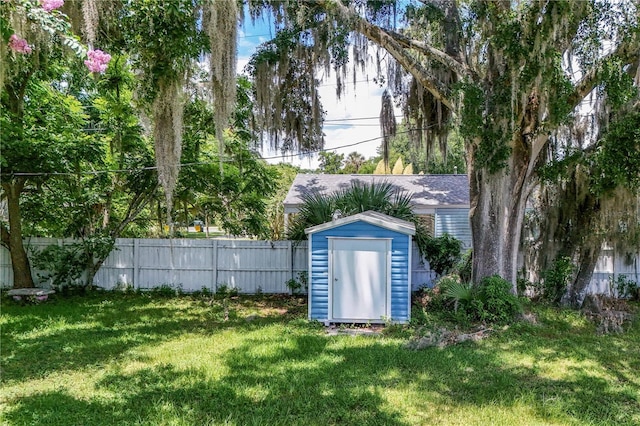 709 Daphne Ave, Umatilla, FL 32784 - fenced backyard featuring a shed