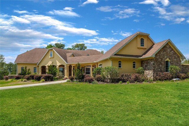 view of front of house featuring a front lawn