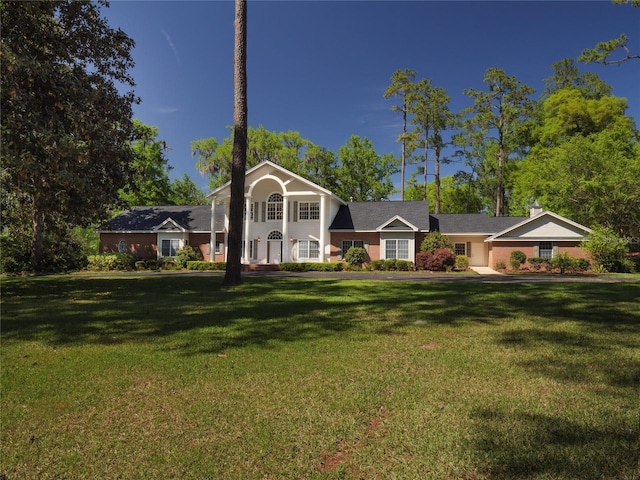 view of front of house featuring a front lawn