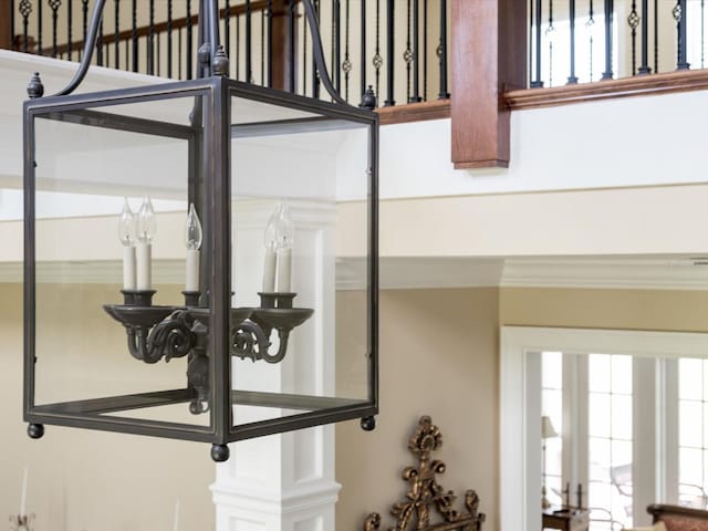 room details featuring an inviting chandelier and crown molding