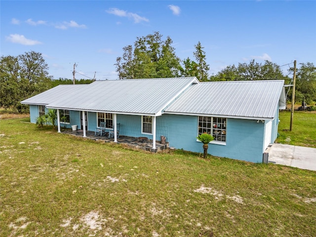 view of front of property featuring a front yard and covered porch