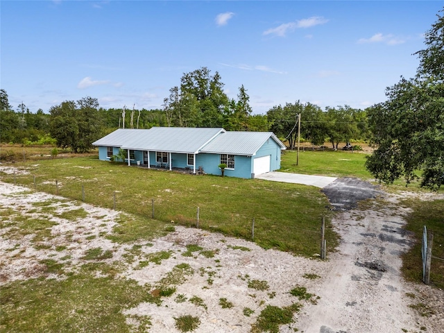 view of front of property featuring a front yard and a garage