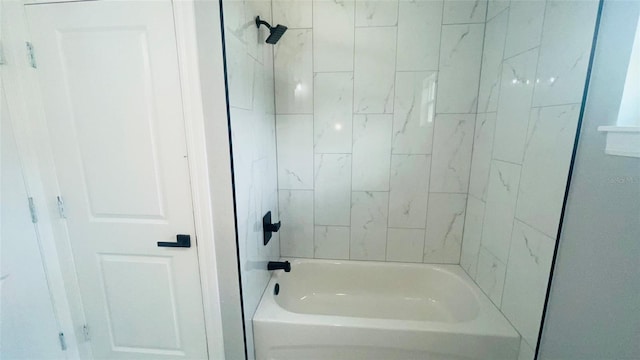 bathroom with tiled shower / bath