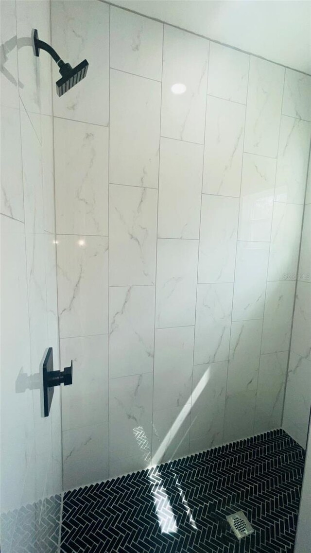 bathroom featuring tiled shower