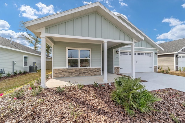 craftsman house featuring central air condition unit