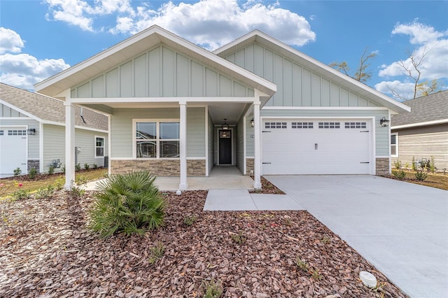 craftsman house with a garage