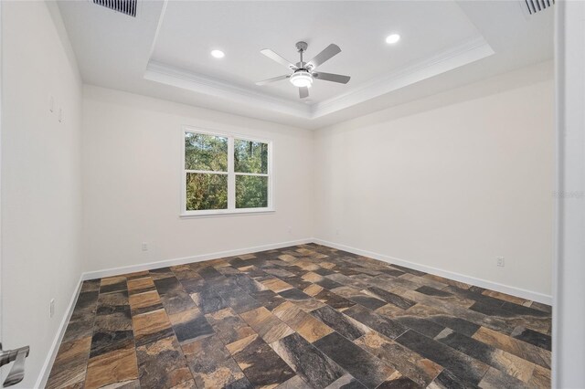 unfurnished room featuring ceiling fan and a tray ceiling