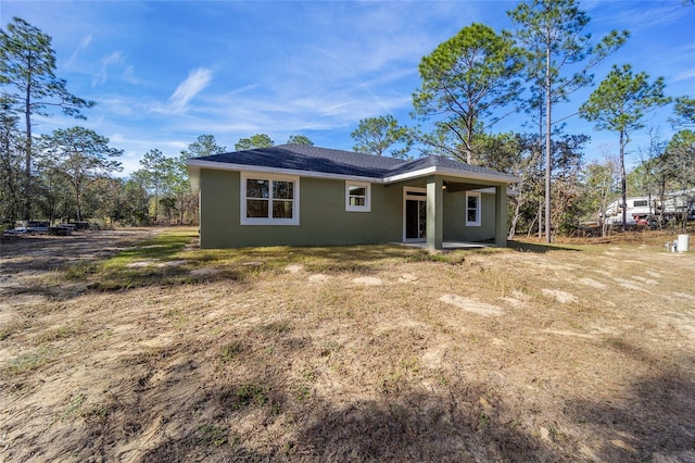 view of front of property with a front lawn