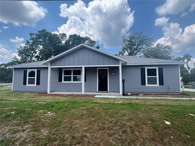 view of front of house with a front lawn